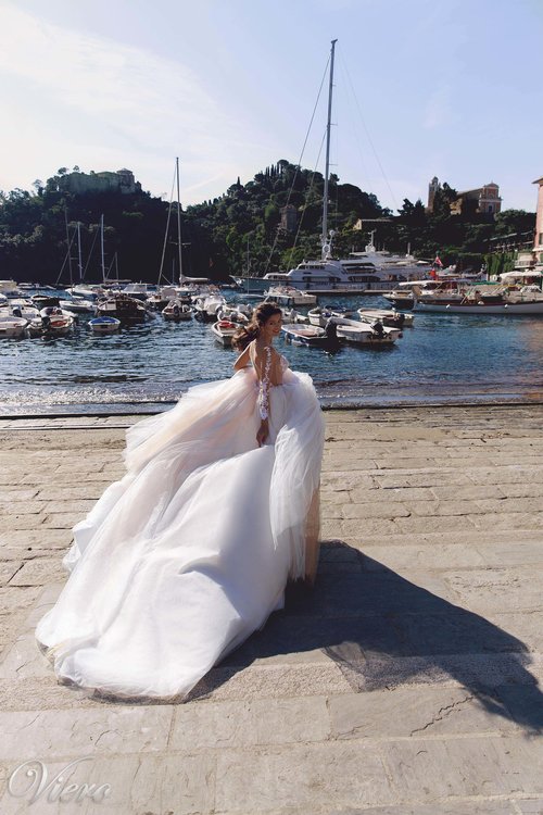 2019 Naviblue Long Sleeve Wedding Dresses Sheer Jewel Neck Lace Appliqued A Line Beach Wedding Dress Sweep Train Custom Country Bridal Gowns