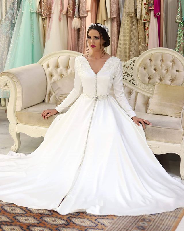 2020 Arabic Dubai White Prom Dresses V Neck Appliques Beaded Long Sleeve Evening Dress A Line Sweep Train Special Occasion Gowns
