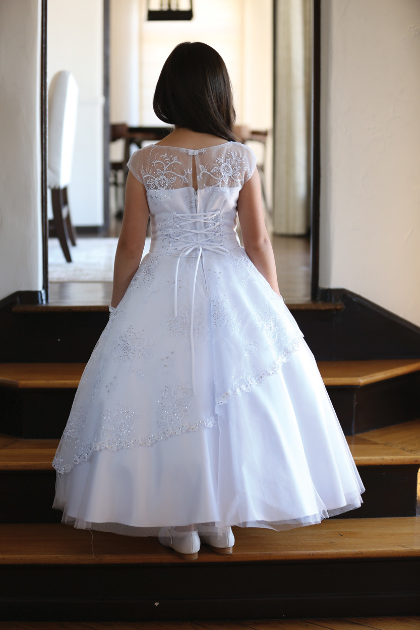 Cute White first holy communion dresses Scoop Cap Sleeves Lace Crystal Flower Girls Pageant Dresses Modern Arabic Kids Inexpensive Gown 2018