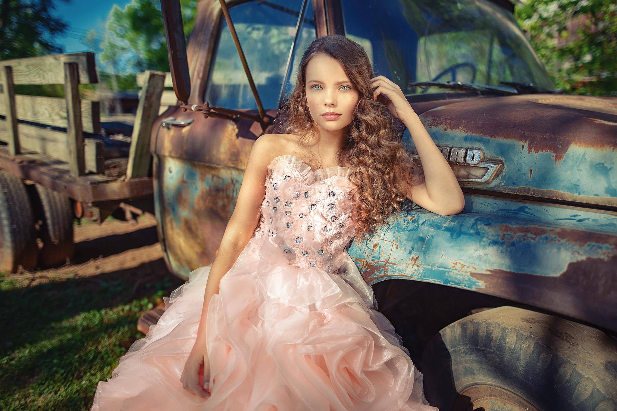 2019 Crystal Girls Pageant Dresses Spaghetti Lace Ruffles Tiered Skirts Luxury Flower Girls Dress Birthday Wear A Line Kids Wedding Gowns