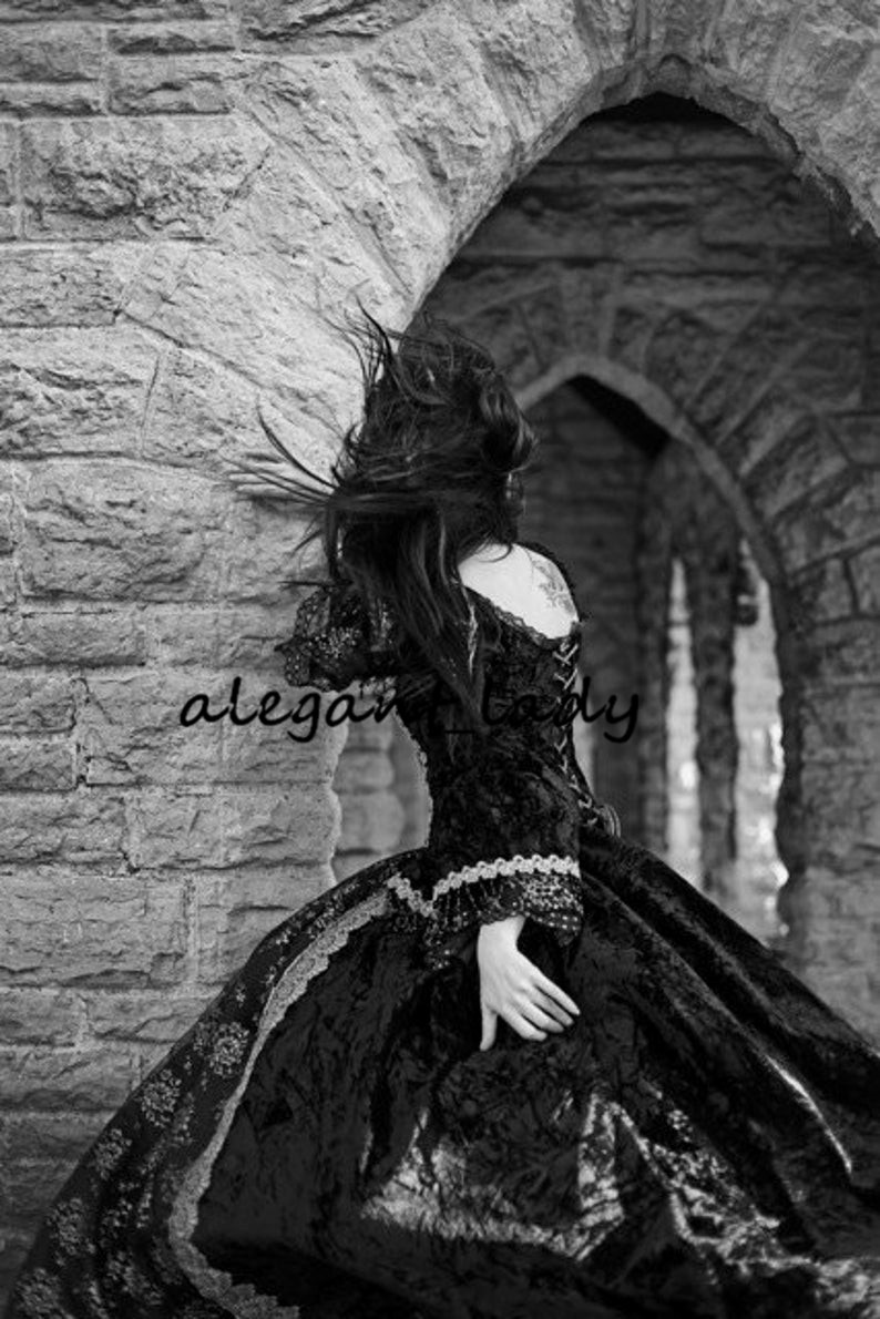 Gothic Renaissance Medieval Fantasy Wedding dress 2021 Vintage Black Gold lace-up Corset Back Sleeping Beauty Bride Gowns