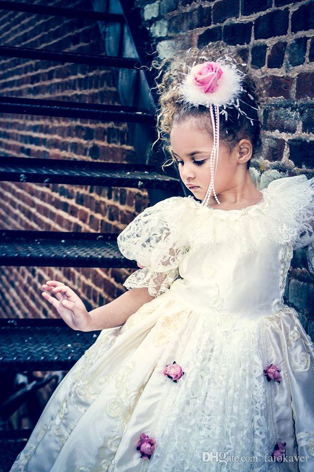 2019 Cute Little Flower Girl Dresses Short Sleeves Jewel Neck Lace Applique Birthday Party Girls Pageant Gowns With Flowers Customized