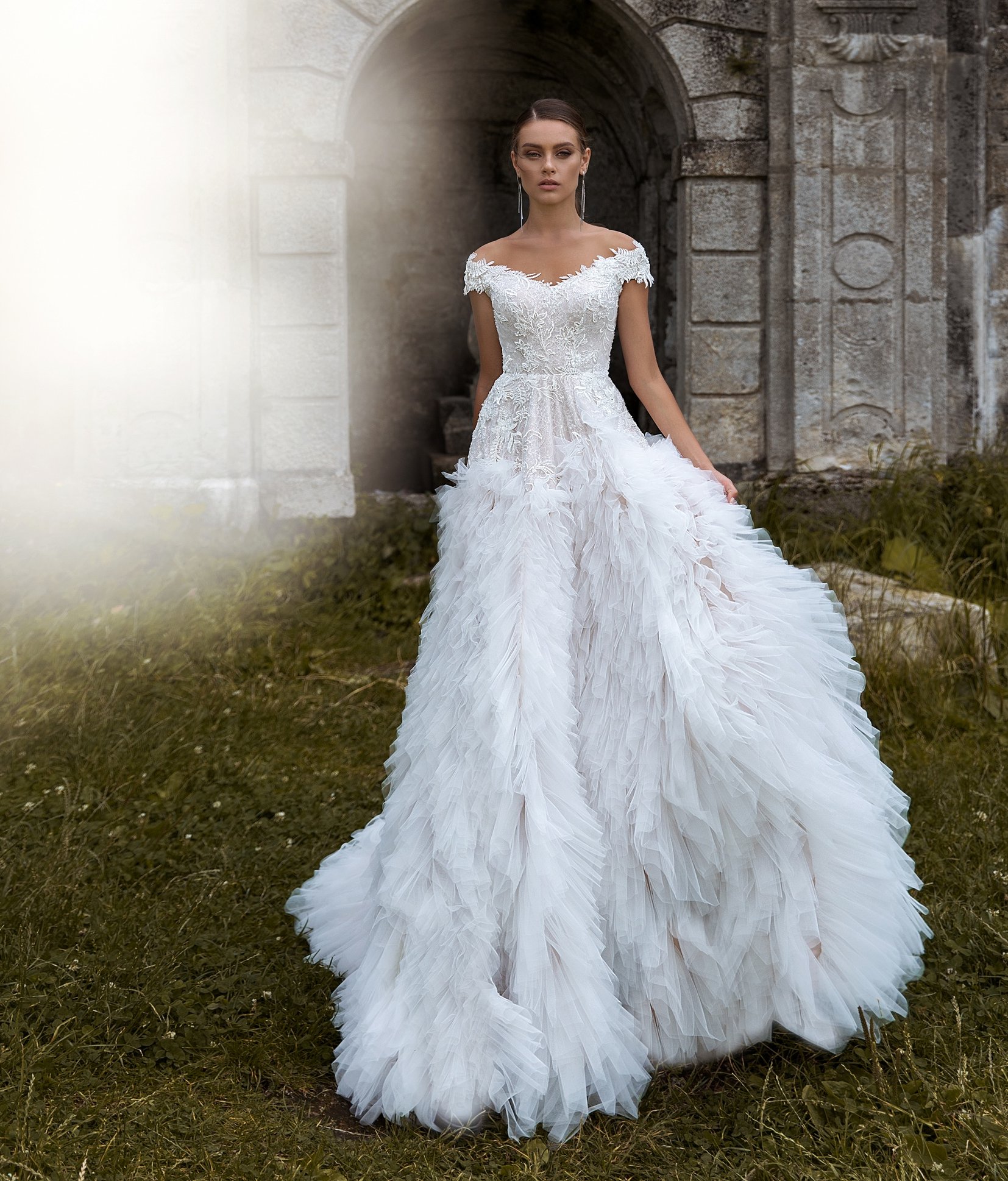 ruffles tired skirts wedding dresses appliqued lace sheer neck bridal gowns sweep train short sleeve wedding dress robe de marie