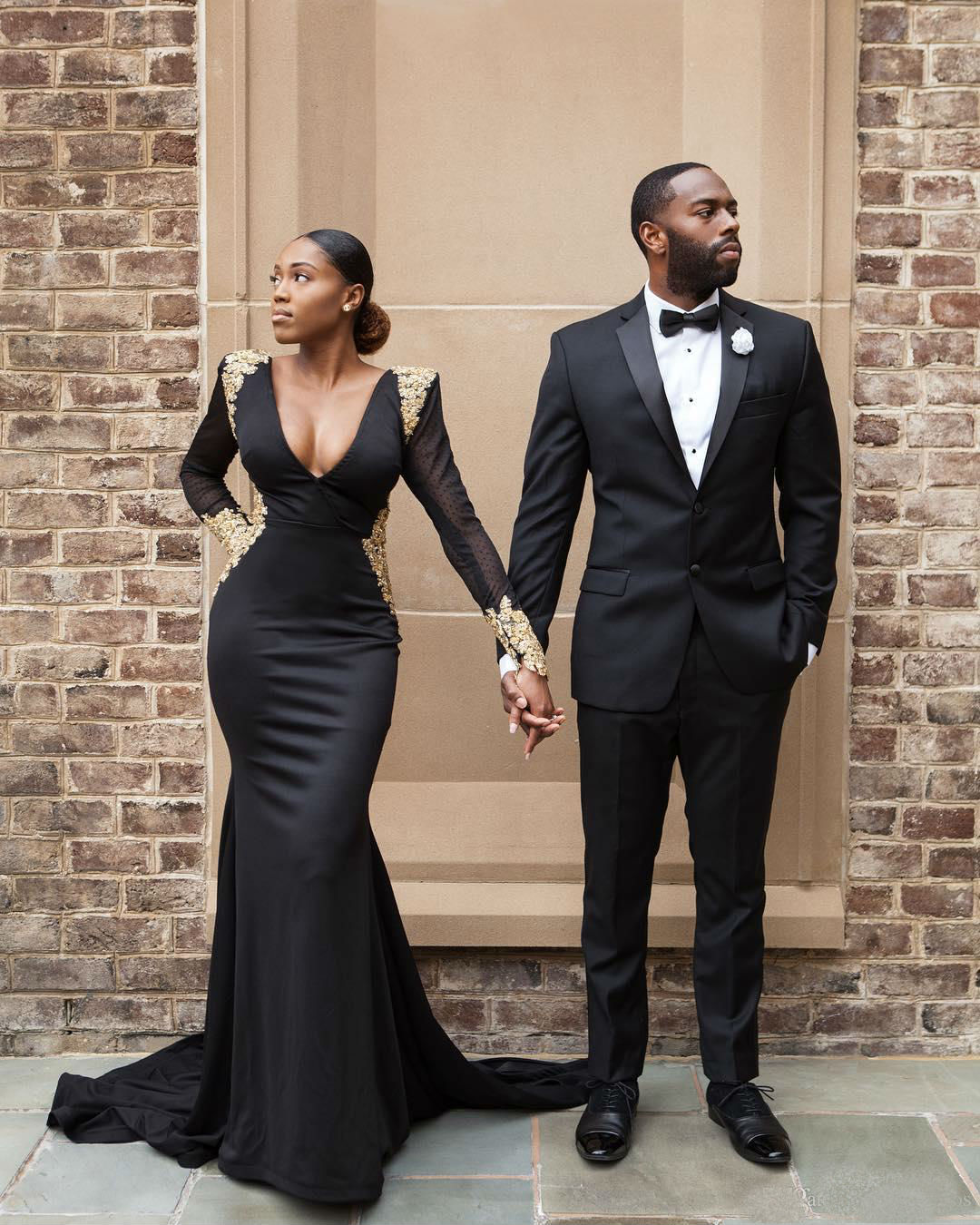 South Arabic Black Prom Dresses With Deep V Neck Sheer Long Sleeves Gold Appliques Sequined Mermaid Formal Evening Party Gowns