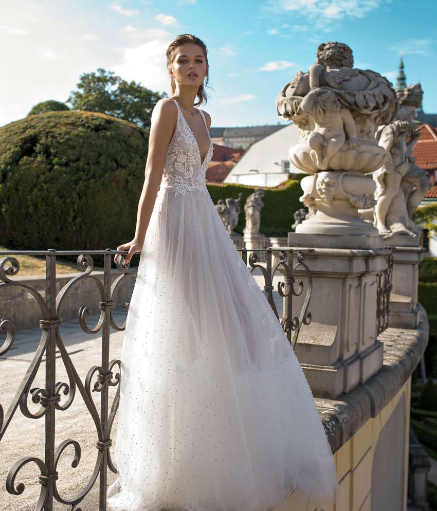 A Line Amazing Beaded Backless Wedding Dresses Deep V Neck Lace Appliqued Bridal Gowns Floor Length Tulle Robe De Marie ppliqued
