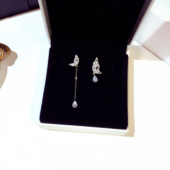 Whol glittering!luxury designer diamond zircon asymmetric beautiful butterfy pendant dangle chandelier stud fashion earrings for woman girls
Whol glittering!luxury designer diamond zircon asymmetric beautiful butterfy pendant dangle chandelier stud fashion earrings for woman girls