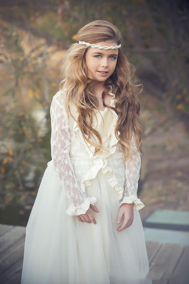 2019 Lovely Boho Flower Girl Dresses For Weddings Jewel Long Sleeve Lace Girl first holy communion dresses