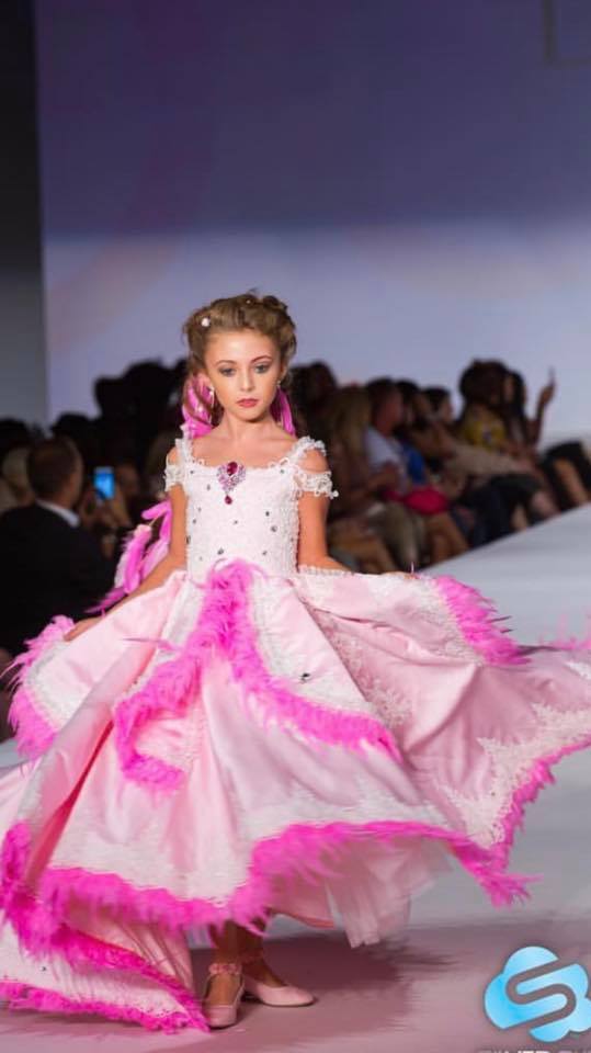 Feather Little Girls Pageant Dresses Square Neck Lace Appliqued Crystal Flower Girls Dress Modest A Line Kids Wedding Gowns