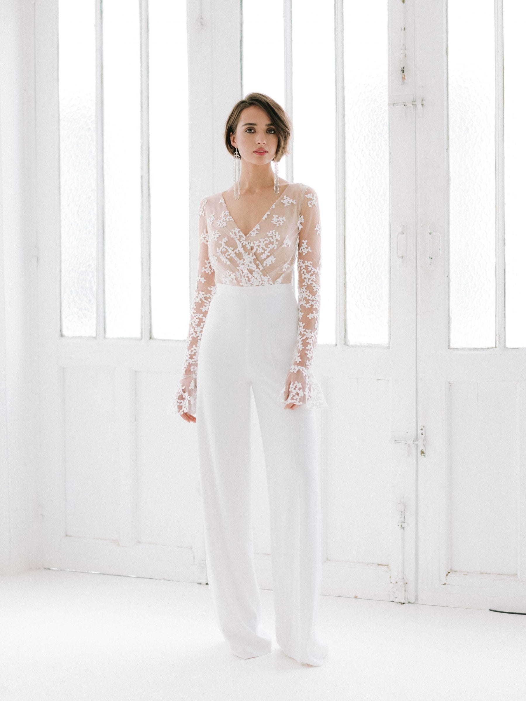 2020 White Wedding Pantsuits V Neck Lace Appliqued Long Sleeve Bridal Jumpsuit Formal Pants Outfit Ankle Length Wedding Gowns