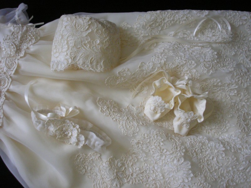 Cheap Christening Gowns For Baby Girls Jewel Neck Lace Appliqued Beads Baptism Dresses Flower Girls Dress For Weddings With Bonnet