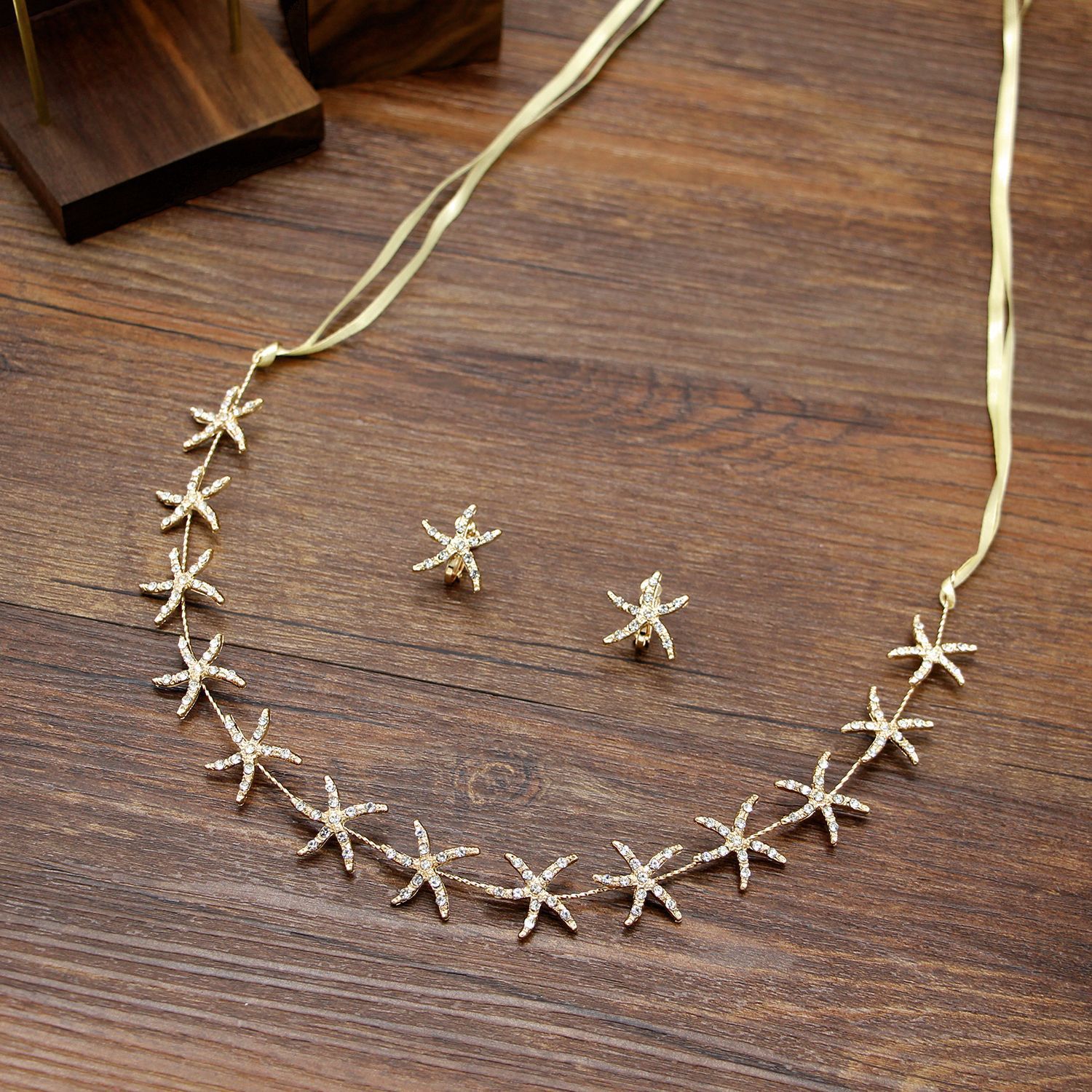 Korean Bride Headwear Golden Starfish Star Soft Chain Hair Band Girl Hair Hoop Marry Exceed Immortal Wedding Dress Hair Decorate Headwear
Korean Bride Headwear Golden Starfish Star Soft Chain Hair Band Girl Hair Hoop Marry Exceed Immortal Wedding Dress Hair Decorate Headwear