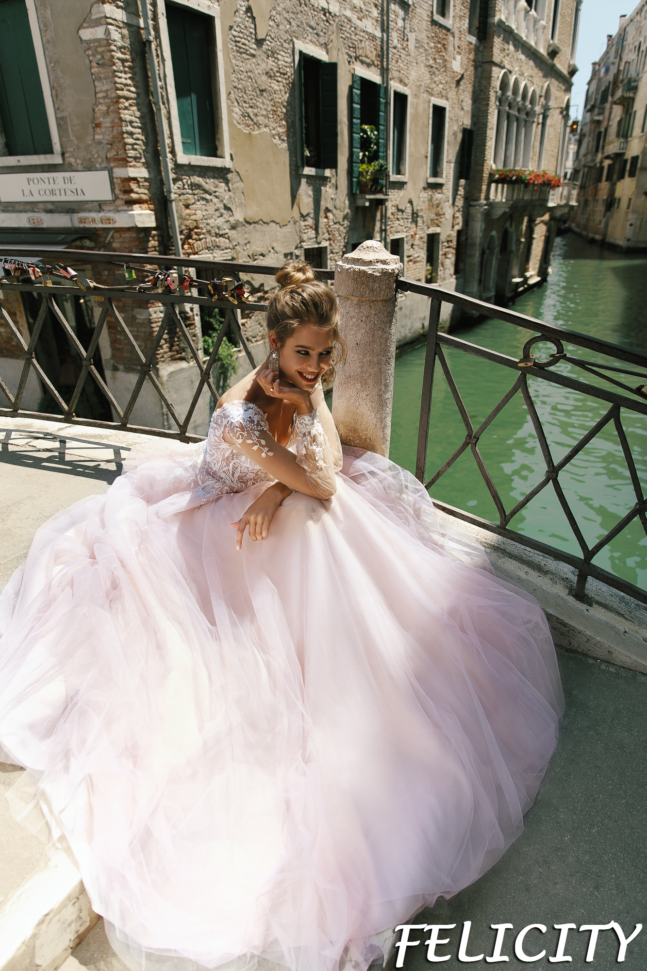 2019 Blush Pink Wedding Dresses V Neck Lace Appliqued A Line Long Sleeve Beach Wedding Dress Sweep Train Sexy Back Cheap Bridal Gowns