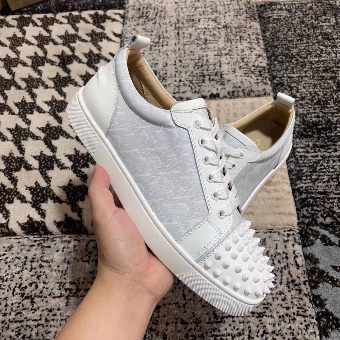 High Quality Brands Junior Spikes Pinted White Leather Red Bottom Studded Sneakers Men Women Outdoor Trainers Dress Party, With box;dust bag;card
High Quality Brands Junior Spikes Pinted White Leather Red Bottom Studded Sneakers Men Women Outdoor Trainers Dress Party, With box;dust bag;card
