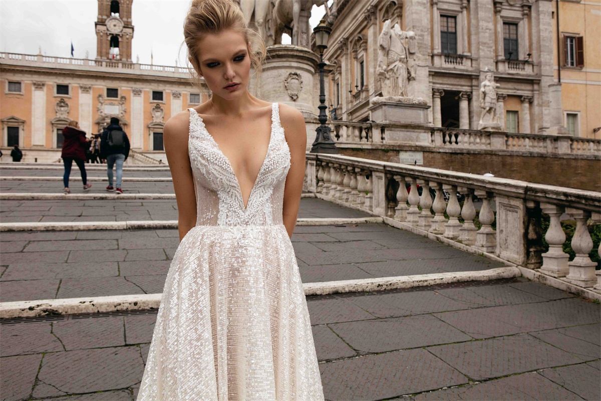 Luxury Bling Bling 2019 Wedding Dresses Lace Appliqued V Neck Beads Sweep Train Beach Sexy Country Style Wedding Dress Bridal Gowns