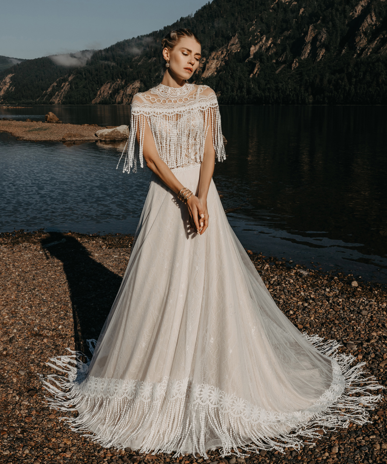Bohemian Beach Wedding Dresses Jewel Neck Full Tassel Appliqued Bridal Gowns Lace Illusion Boho Sweep Train Wedding Dress