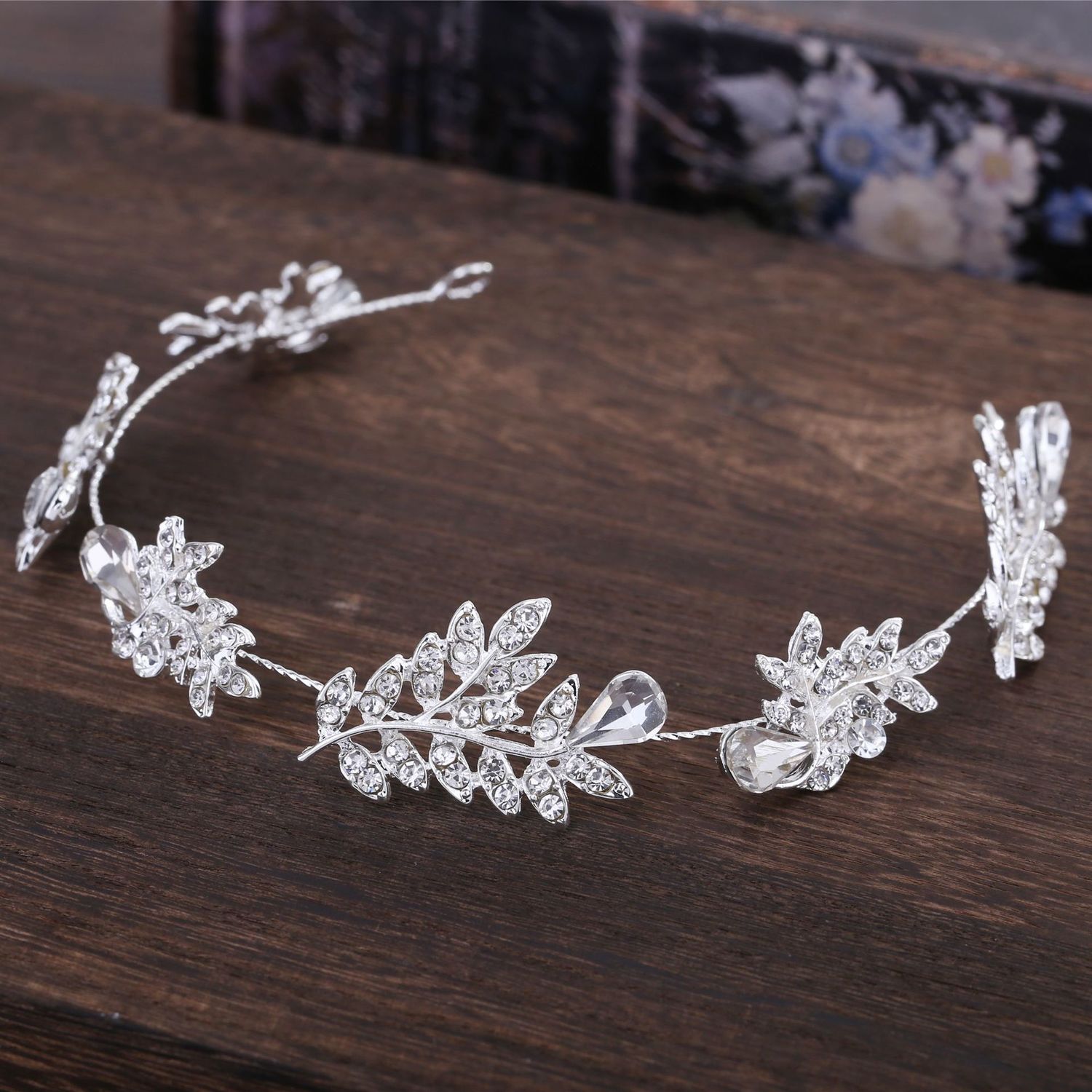 Korean Bride Wedding Soft Chain Hair Hoop Headwear Silver Leaf You Diamond Rhinestone Flower Hair Decorate
Korean Bride Wedding Soft Chain Hair Hoop Headwear Silver Leaf You Diamond Rhinestone Flower Hair Decorate