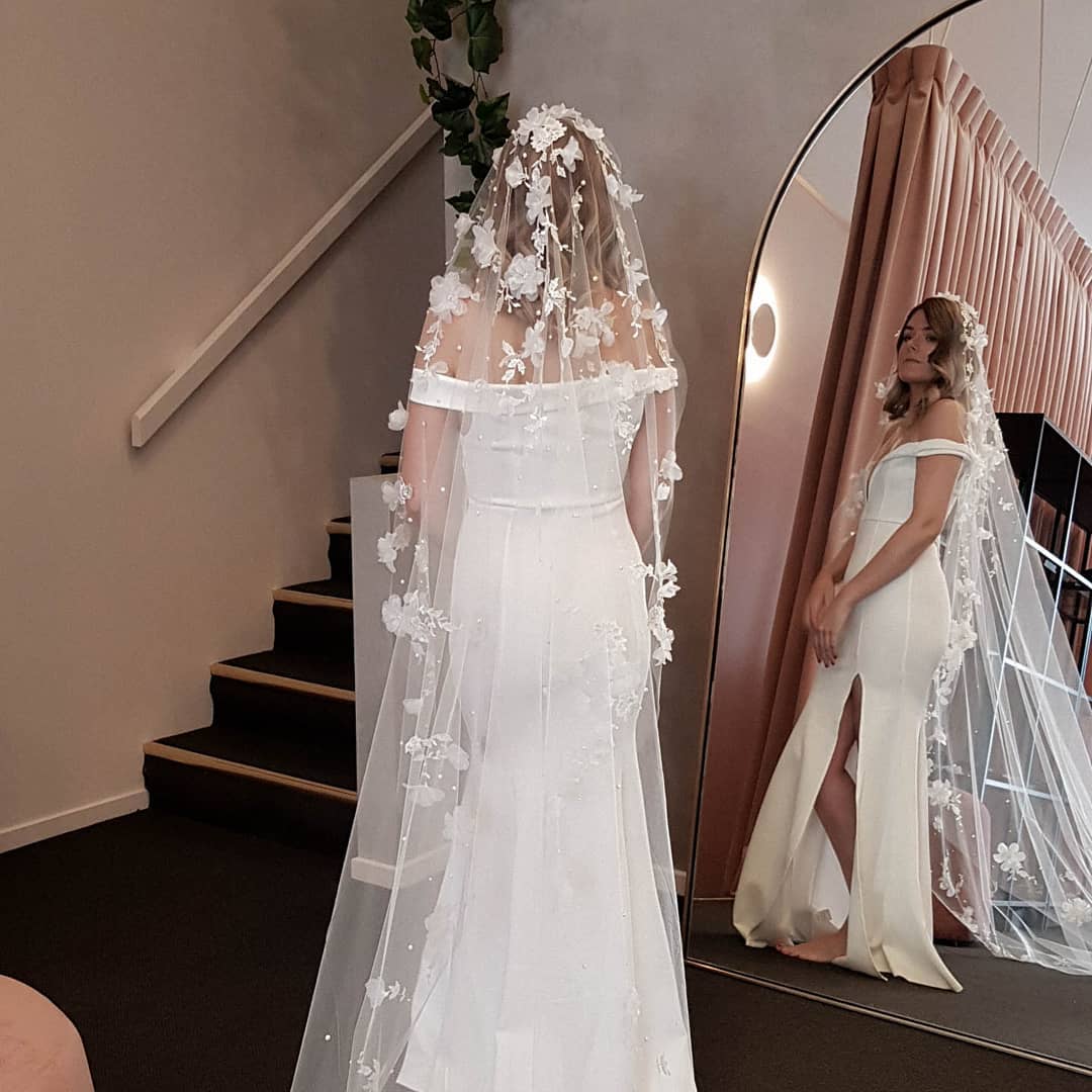 Gorgeous One Layer Wedding Bridal Veils White Ivory Lace 3D Floral Appliques Beaded Long Veil Custom Made