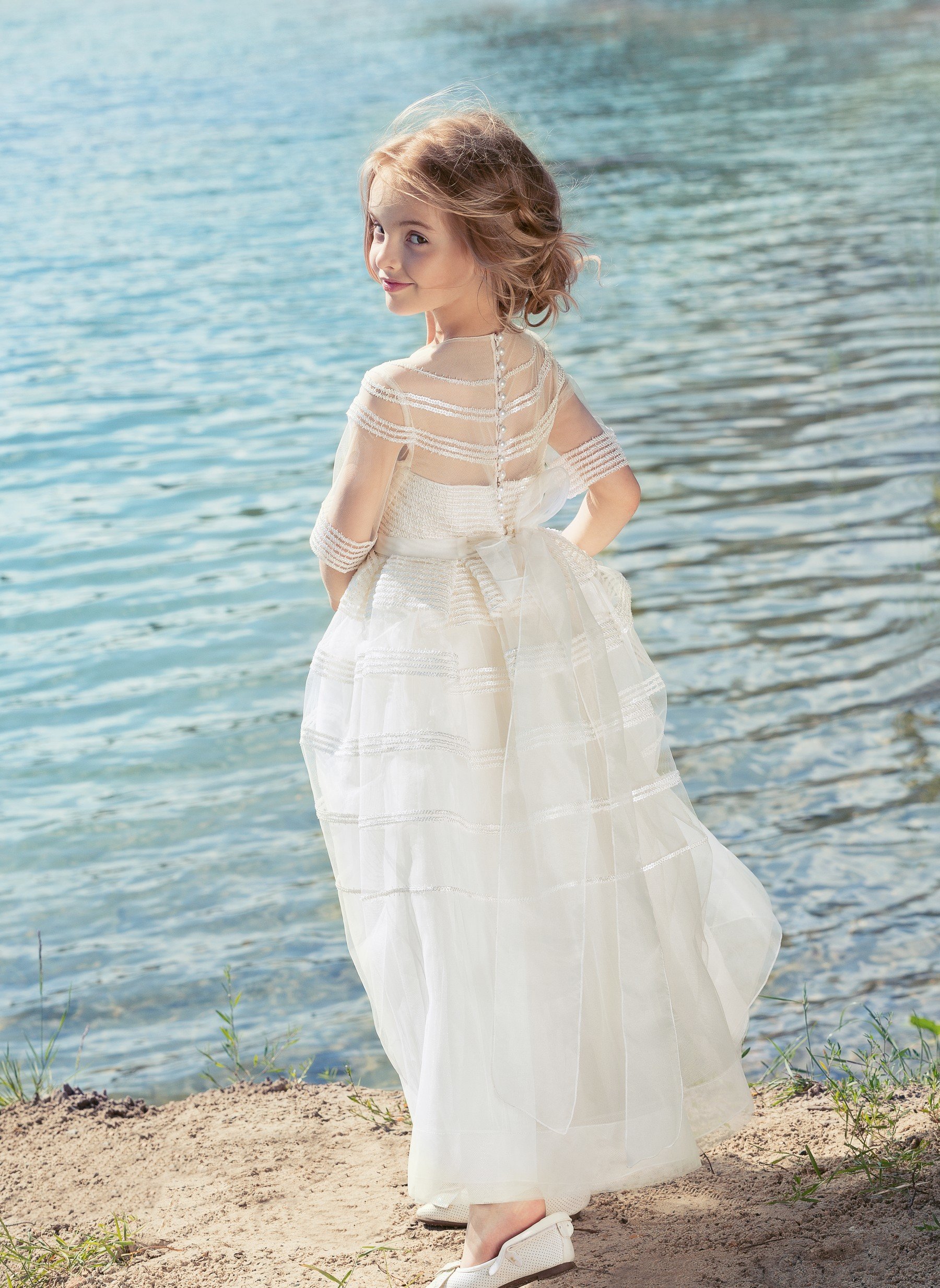 Ivory Flower Girls Dresses For Weddings Half Long Sleeves Tulle Hand Made Flower Ruffles Satin Girls Pageant Dress First Communion Dress