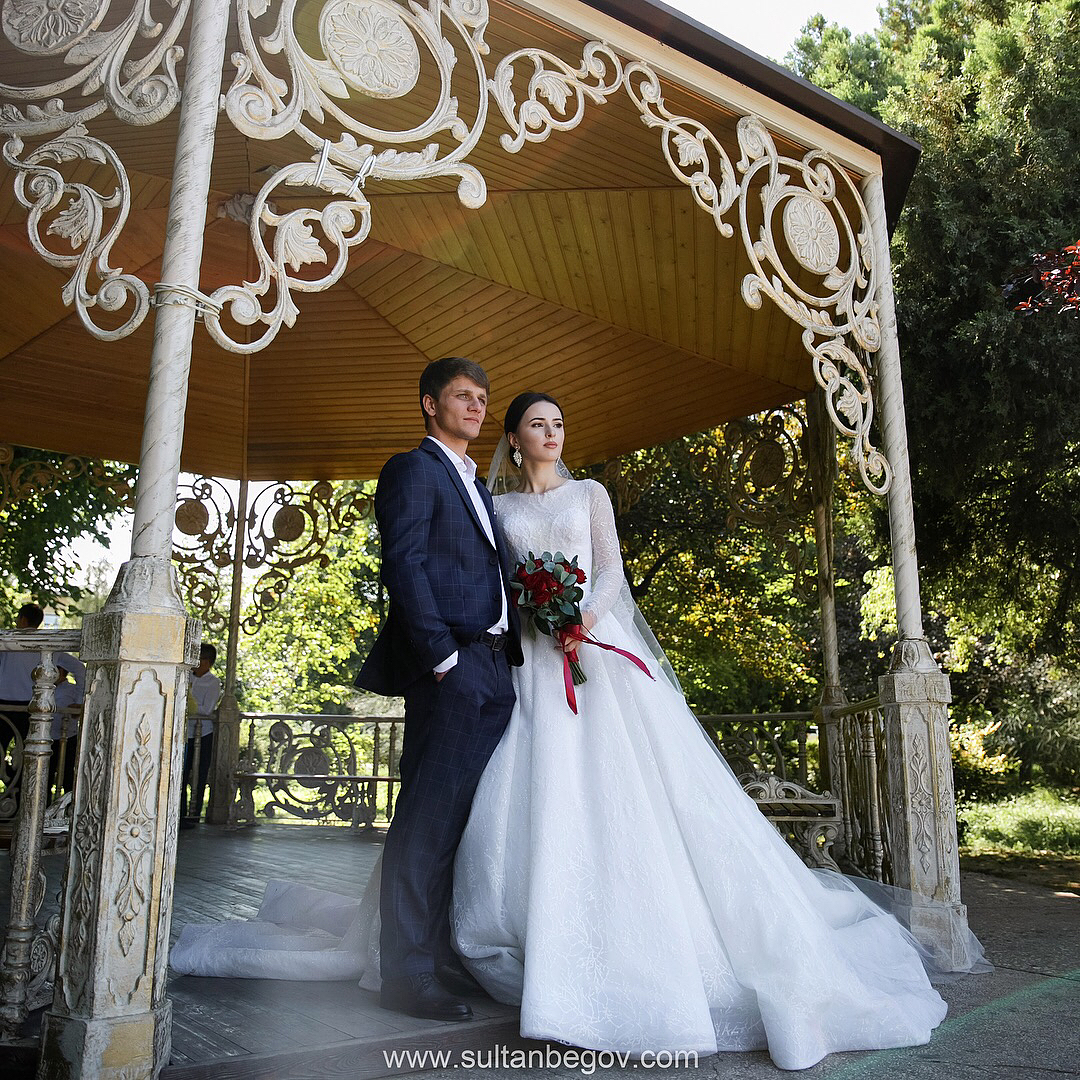 2020 Modest Elegant A Line Wedding Dresses Jewel Long Sleeve Lace Applique Wedding Gowns Sweep Train robe de mariée