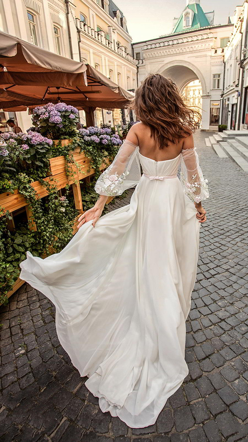 2020 Beach Wedding Dress Side Slit Wedding Gowns Ruff Sleeve Simple Flowers Bride Dress Boho Wedding Dress Vestidos De Novia