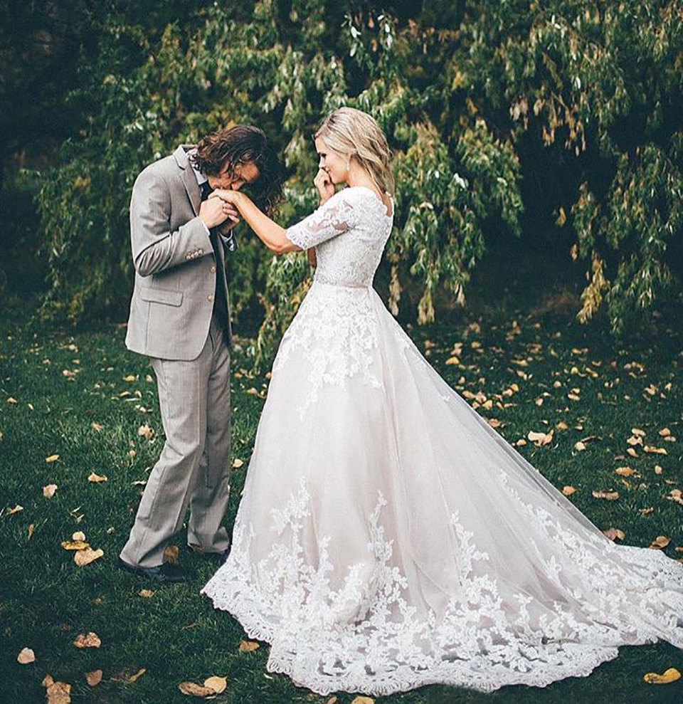 Lace Ball Gown Modest Wedding Dresses With Sleeves Puffy Princess Wedding Gowns Vintage Country Western Bridal Wed Dress Buttons, Gold
Lace Ball Gown Modest Wedding Dresses With Sleeves Puffy Princess Wedding Gowns Vintage Country Western Bridal Wed Dress Buttons, Gold