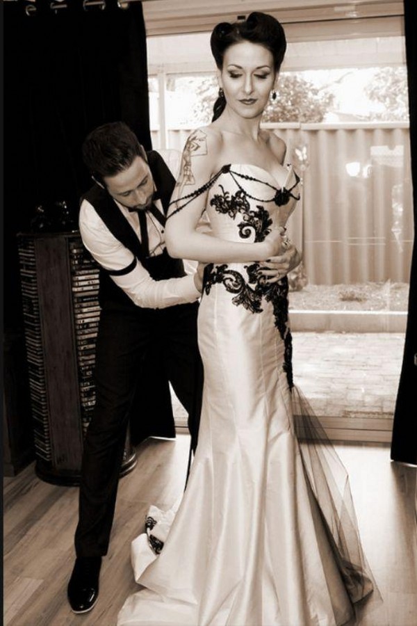 Vintage 2019 Gothic Wedding Dresses Black and White Sweetheart Sleeveless Mermaid Lace Appliqued Corset Bridal Gowns with Beading