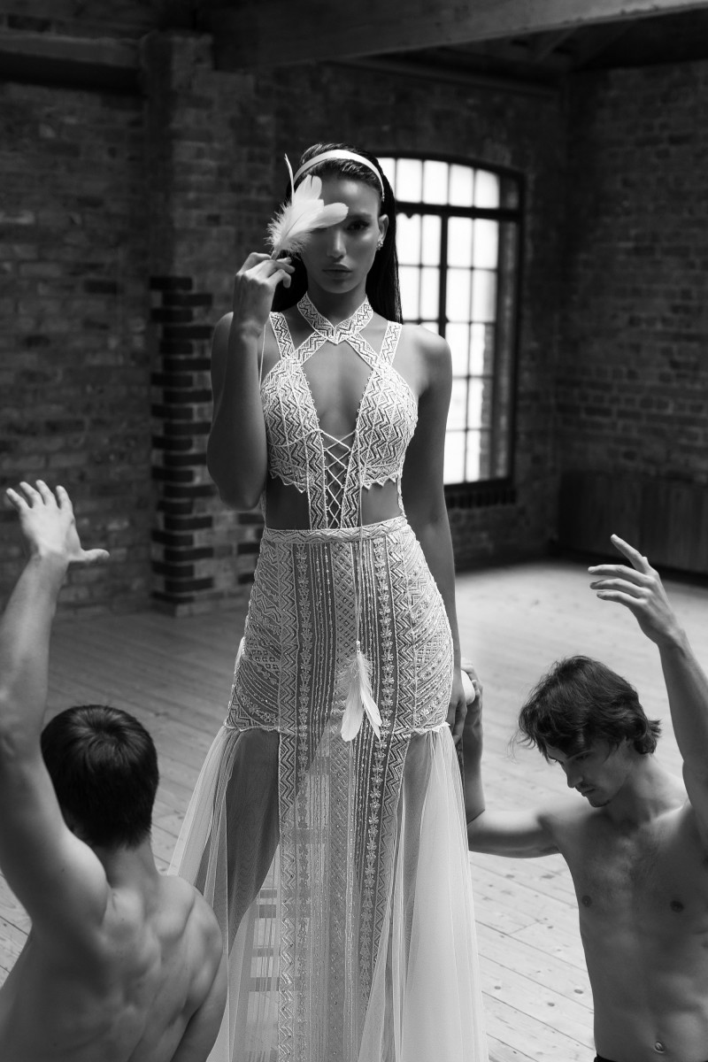 Modest Charchy White A Line Wedding Dresses Sleeveless Halter Tulle Lace Applique Princess Gown Floor Length Bridal Gowns