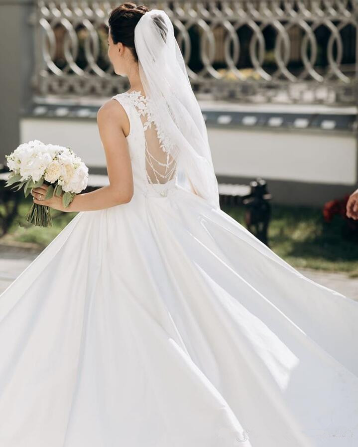 2020 Modest Satin Wedding Dresses Jewel Sleeveless Lace Applique Beaded vestido de noiva Sheer Back Bridal Gowns