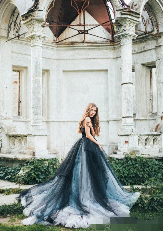 Modest Navy Blue Dresses Gothic V Neck Straps Tulle Tiered Skirt Chapel Train Lace Applique Beaded Wedding Gowns Custom Made