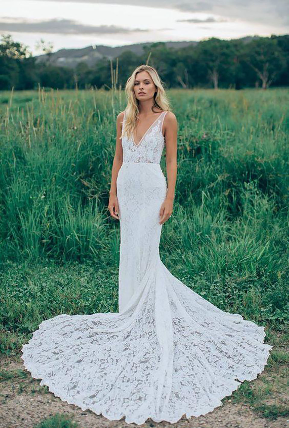 V Neck Overall Lace Wedding Dress with Ruched Buttocks Sheath Lace Country Bridal Dress with Pockets Spring Summer Beach Wed Gown Wed