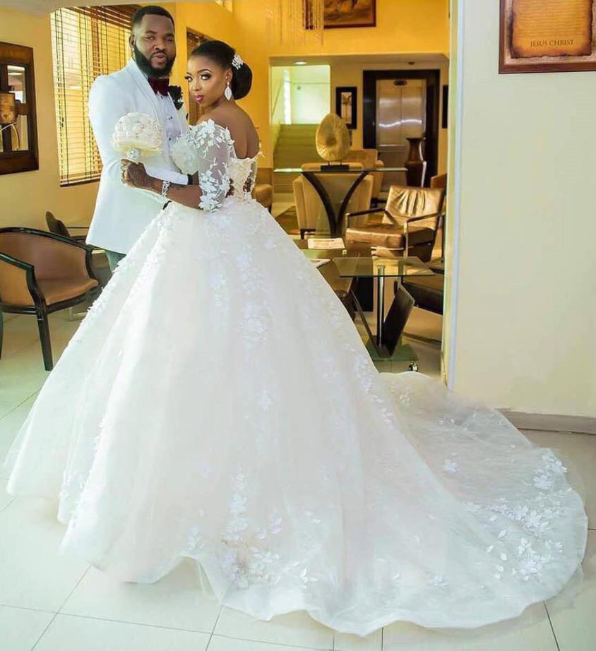 Off the Shoulder Ball Gown Wedding Dresses 3D Flower Beaded Half Sleeves Tulle Court Train Vestidos De Novia Princess Bridal Dress