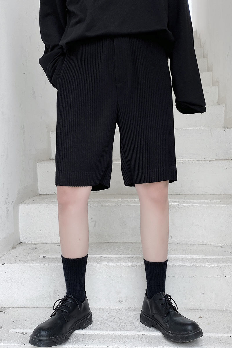 EWQ / men's wear Summer new 2020 pleated fabric black loose shorts for male korean trendy male's casual knee length pants 9Y2618 CX200701