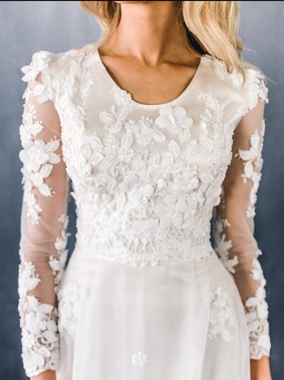 2019 New Simple A-line Modest Wedding Dresses With Long Sleeves Scoop Neck Champagne Lace Appliques Flowers Modest LDS Bridal Gown