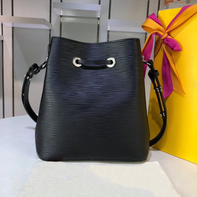 2019 new Luxury classic Top Quality desiner handbags purse Water ripple Bucket bag Crossbody bag large capacity Removable shoulder strap, Black
2019 new Luxury classic Top Quality desiner handbags purse Water ripple Bucket bag Crossbody bag large capacity Removable shoulder strap, Black