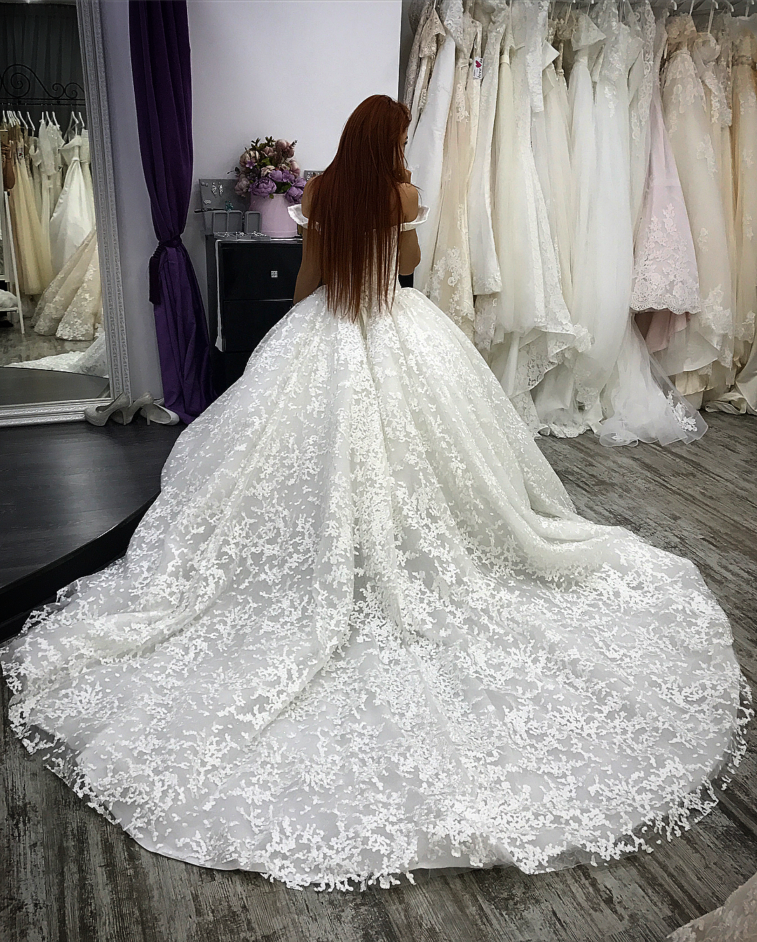 Luxury Ball Gowns Wedding Dresses Off Shoulder Sleeveless Applique Bridal Gowns Full Lace Sweep Train Fashion Plus Size Dress