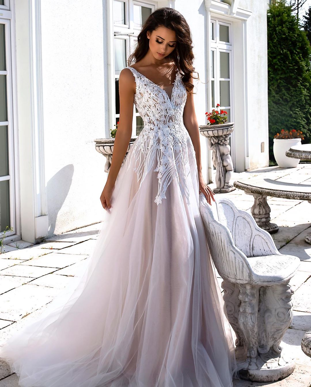 A Line Stunning Backless Lace Wedding Dresses Sheer V Neck Bridal Gowns Tulle Sweep Train Robe De Marie
