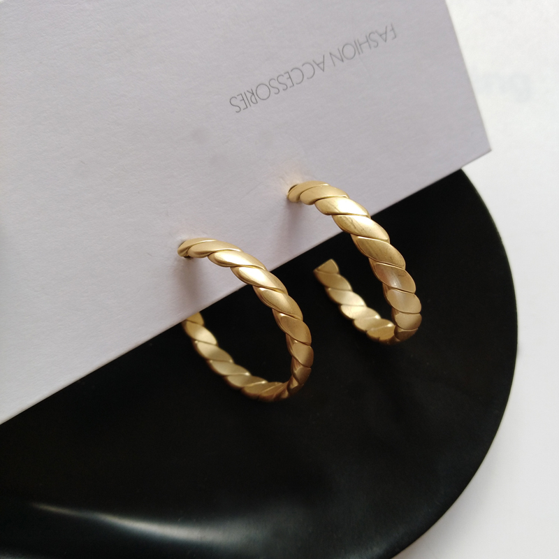 2020 New Trendy Gold Hammered Metal Geo Texture Irregular Minimalism Hoop Earrings Korean Fashion Chic Women Party Jewelry
2020 New Trendy Gold Hammered Metal Geo Texture Irregular Minimalism Hoop Earrings Korean Fashion Chic Women Party Jewelry