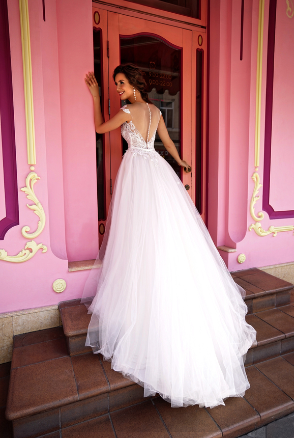 A Line Wedding Dresses Sheer Neck Lace Appliques Bridal Gowns Illusion Beach Backless Tulle Sweep Train Wedding Dress