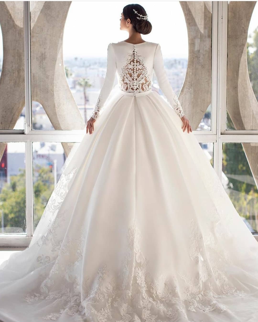 Line Graceful A Lace Wedding Dresses Sheer Deep V Neck Long Sleeves Appliqued Bridal Gowns Sweep Train Satin Robe De Marie ppliqued