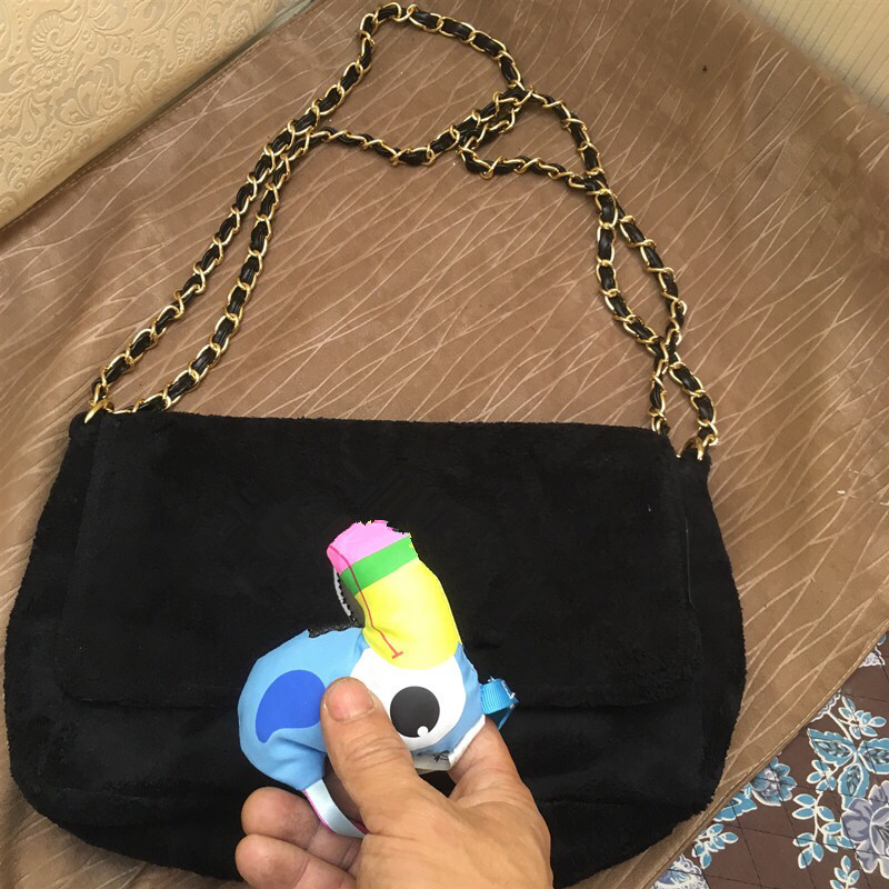 With Fashion gold chain makeup bag luxury party bag flannel shoulder bag good quality velvet handbag
With Fashion gold chain makeup bag luxury party bag flannel shoulder bag good quality velvet handbag