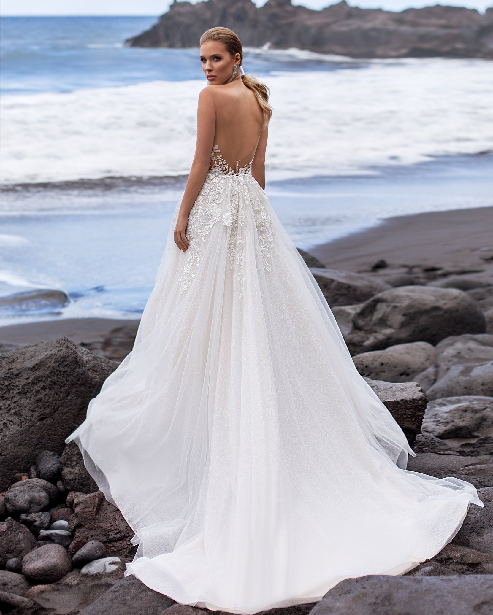 Sexy Illusion Wedding Dresses Deep V Neck Lace Applique Backless Sweep Train Boho Beach Country Plus Size Tulle Bridal Gowns