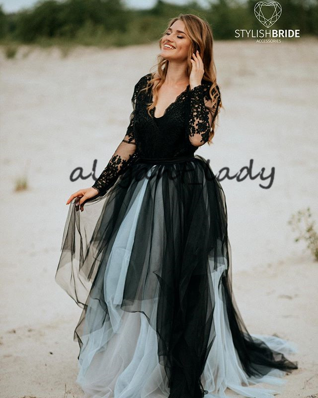 Black Gothic Wedding Dresses 2021 Vintage Lace Tulle Long Sleeve V-neck Outdoor Bride Casual Beach Country Wedding Gown Cheap