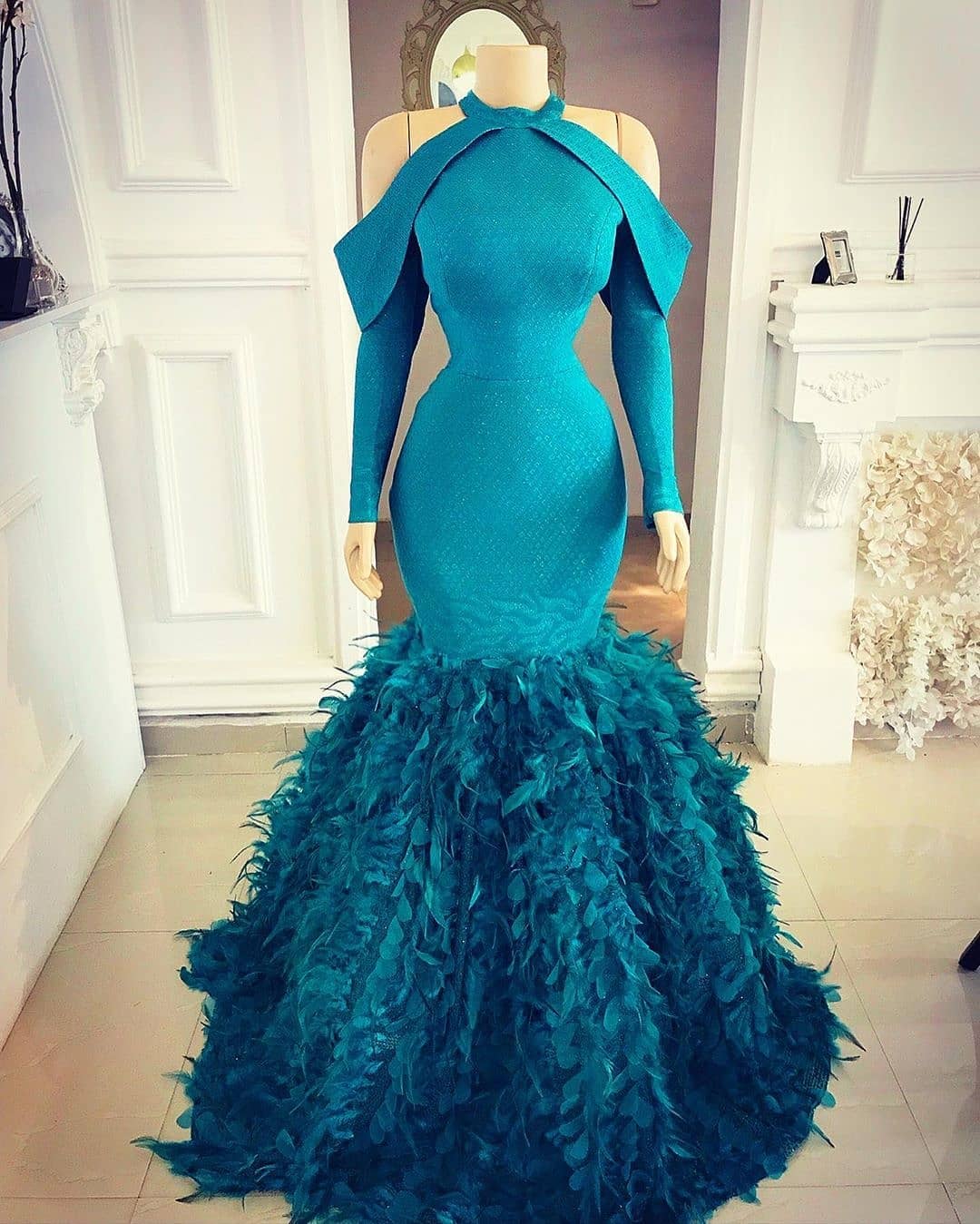 2020 Arabic Mermaid Evening Dresses Satin Feather Halter Floor Length Long Sleeve Prom Dress Party Gowns Abendkleider robe de soiree