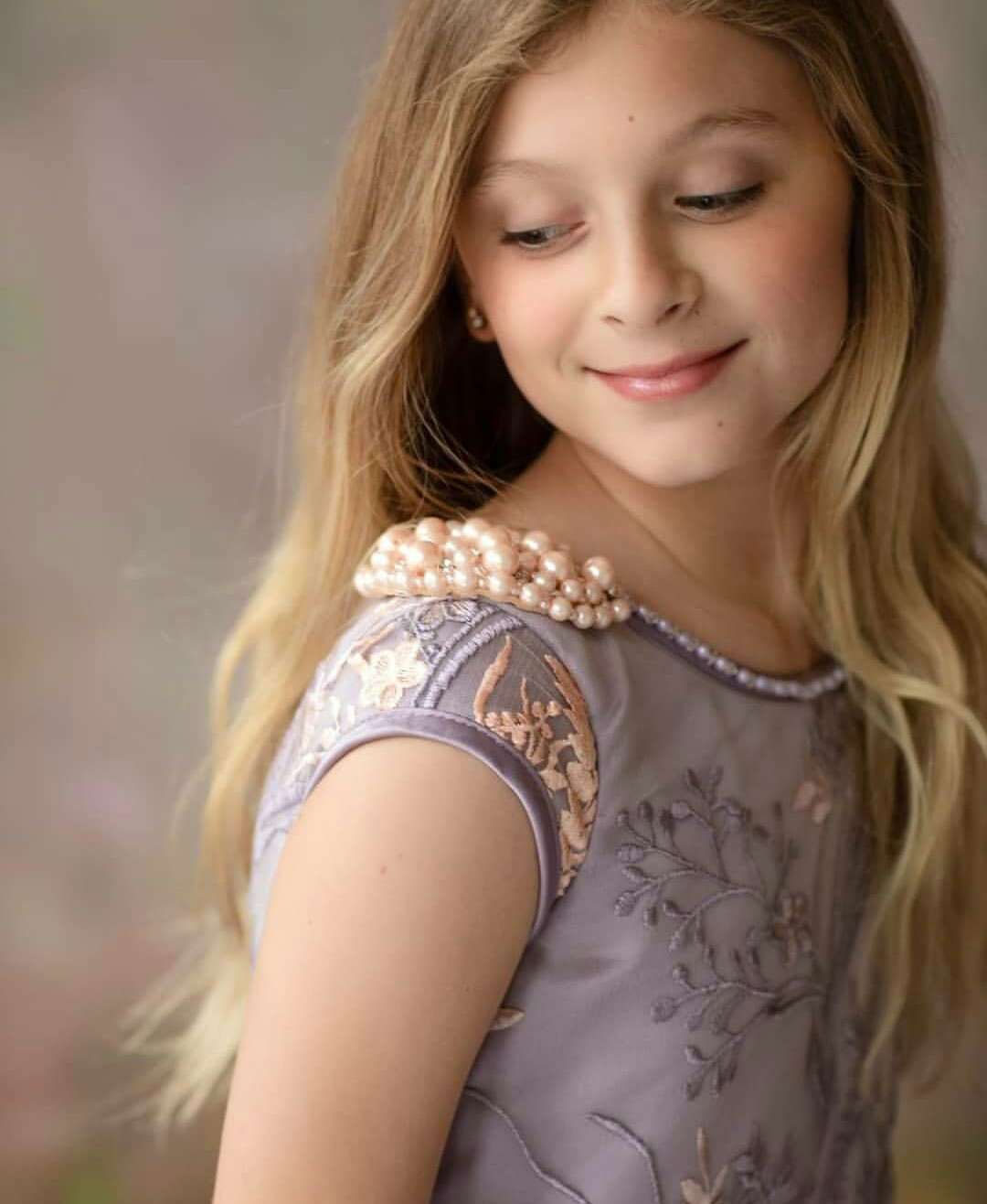 Cheap Flower Girl Dresses Jewel Sleeveless Applique Lace Pearl Girl Pageant Gown Ruffle Satin Sweep Train Birthday Gown Cheap Hot Sell