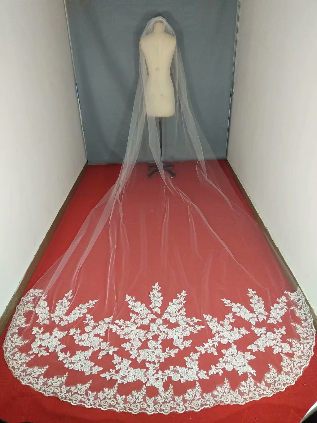 Real Pictures Lace Wedding Veils With Appliques One Layers Cathedral Length 3M Long Bridal Veil With Comb