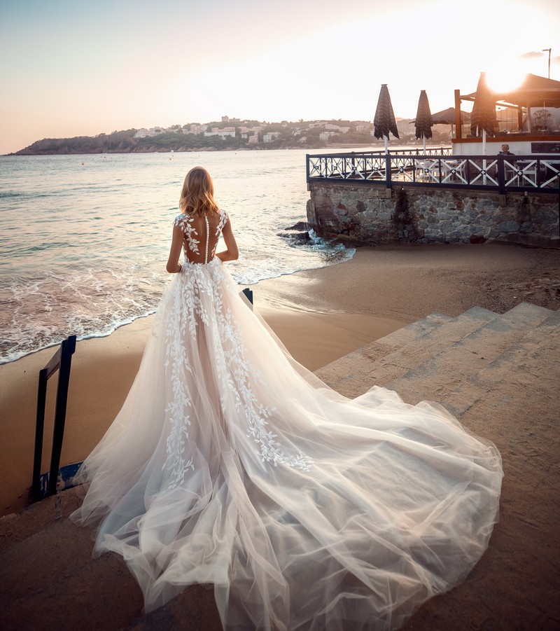 Appliqued A Attractive Line Wedding Dresses Sheer Bateau Neck Covered Buttons Back Bridal Gowns Sweep Train Tulle Robe De Marie