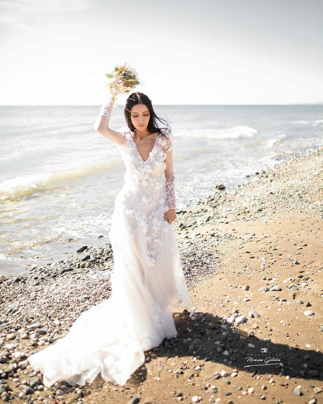 Beach Wedding Dresses 3D Flower Appliques Sheer Long Sleeve Lace Bridal Gowns V Neck Backless Sweep Train Wedding Dress