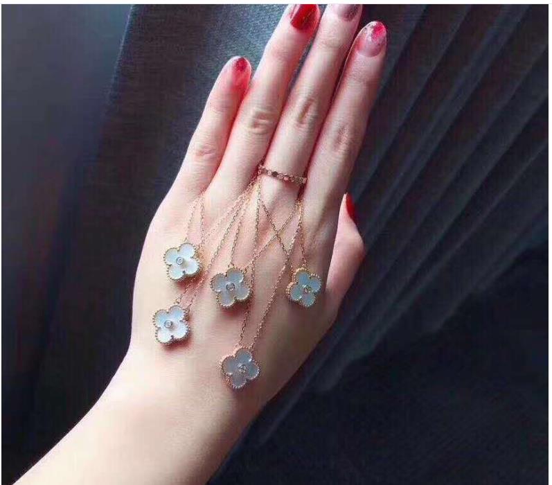 Necklace Japan and South Korea simple titanium steel two-color agate single diamond pendant collarbone chain women's sweater chain