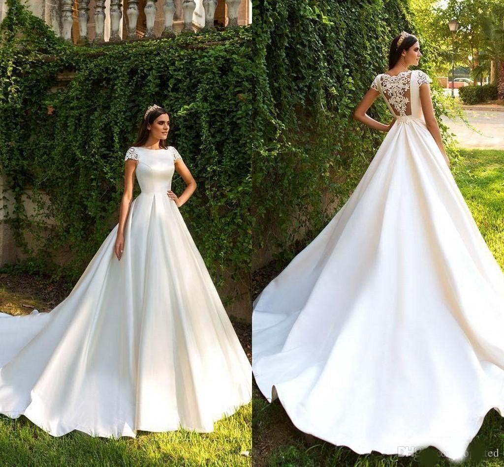 2020 Short Sleeve A Line Satin Lace Beach Wedding Dresses Gorgeous Appliques Princess Court Train Bride Gown Vestido de Noiva