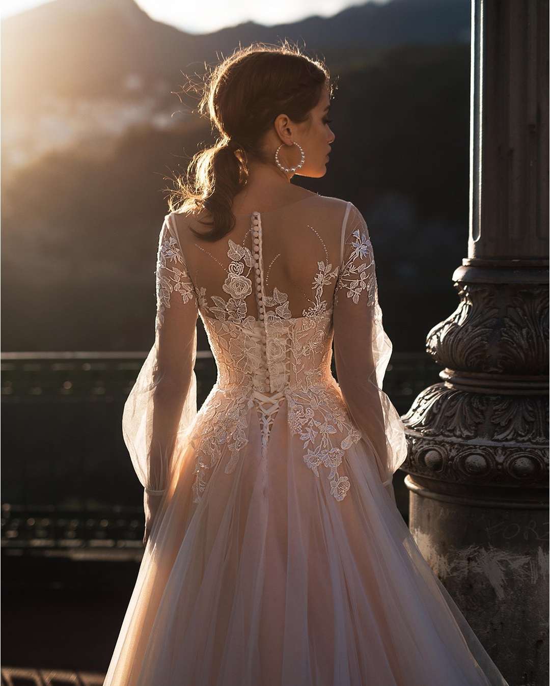 Lace Appliqued Graceful Wedding Dresses Sheer Bateau Neck Long Sleeves Bridal Gowns A Line Sweep Train Tulle Robe De Marie